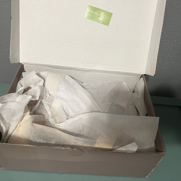 Amoji Women's Collection tan colored block heel size 8 - Picture 4 of 4